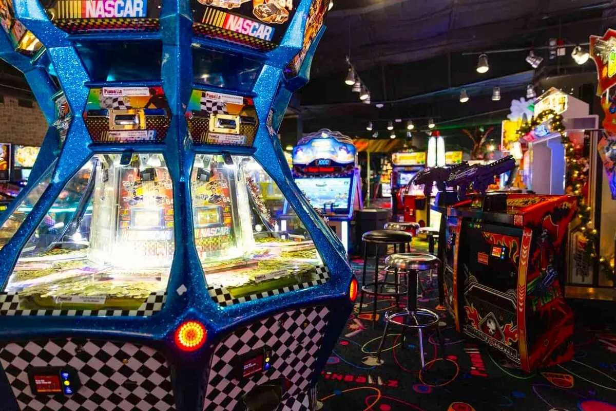 Pinballz Kingdom (Mikki's Tavern & Dragon Bar)